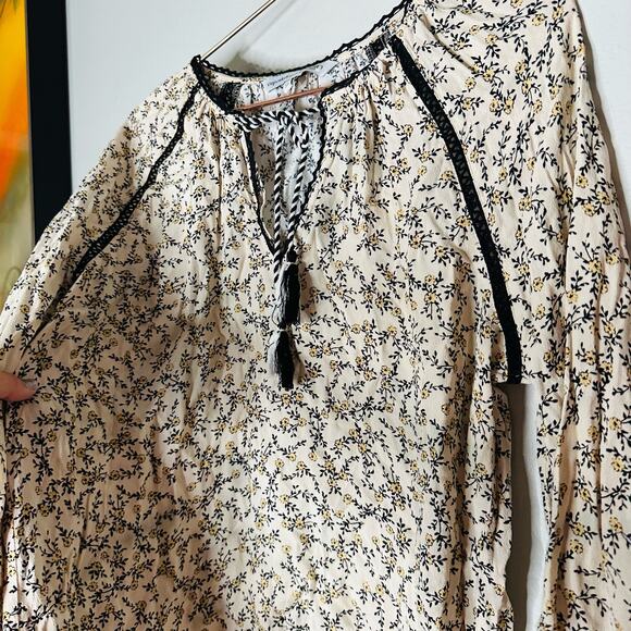 CUPCAKES AND CASHMERE Halston Cameo Rose Print V-Neck Blouse Size Large - Picture 12 of 13